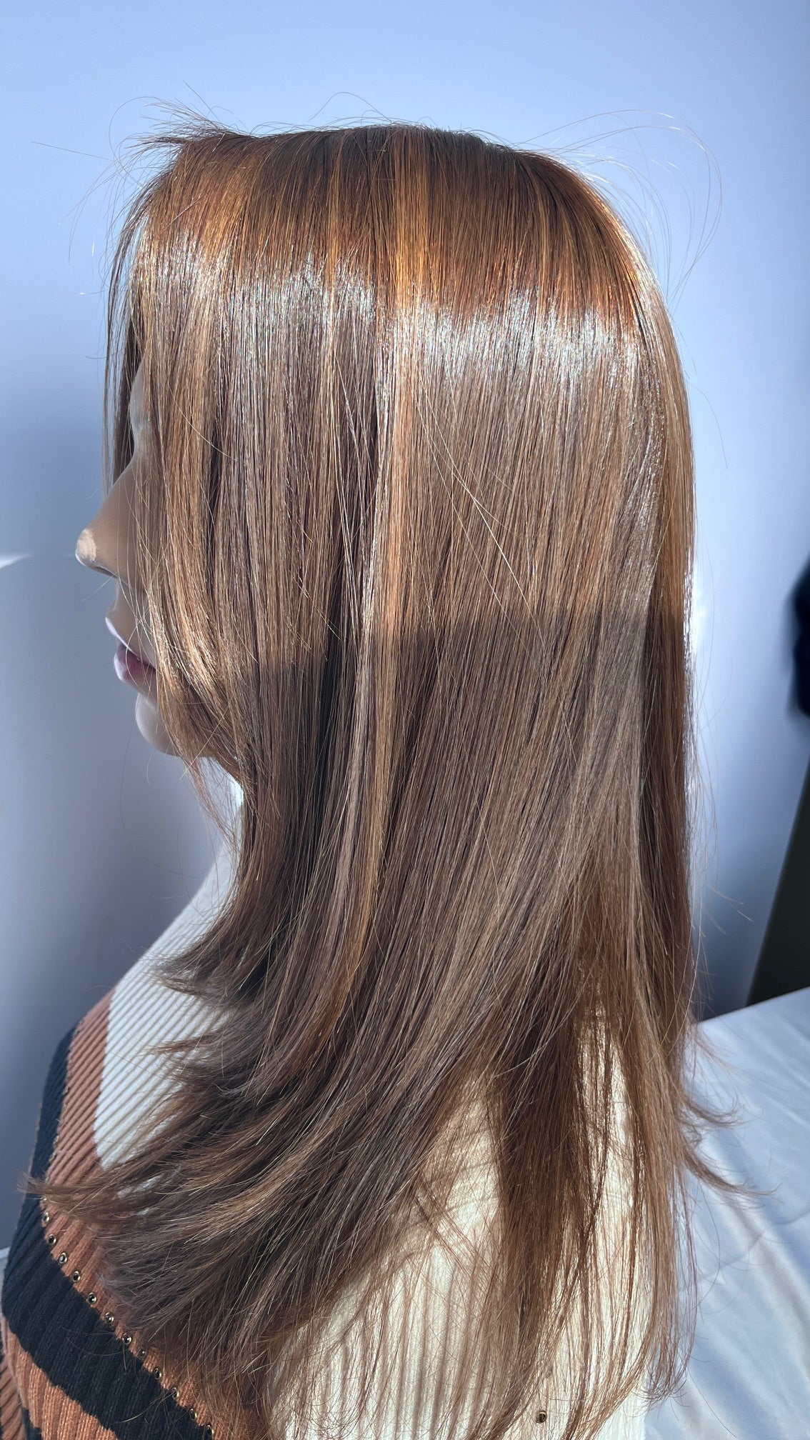 Opposite side of the Shevy wig, with the mannequin facing left.