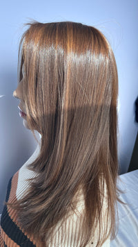 Opposite side of the Shevy wig, with the mannequin facing left.
