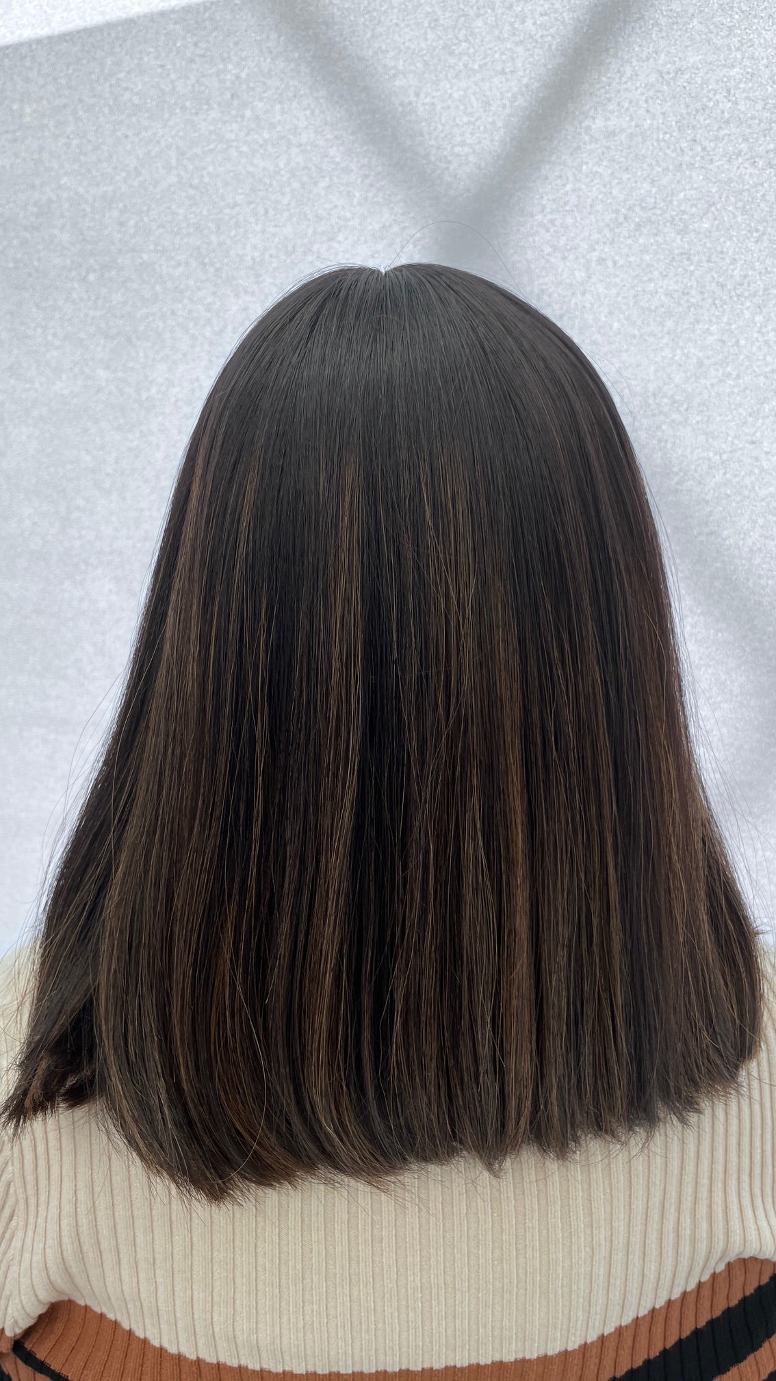 Back view of the Gali wig and blunt-cut ends