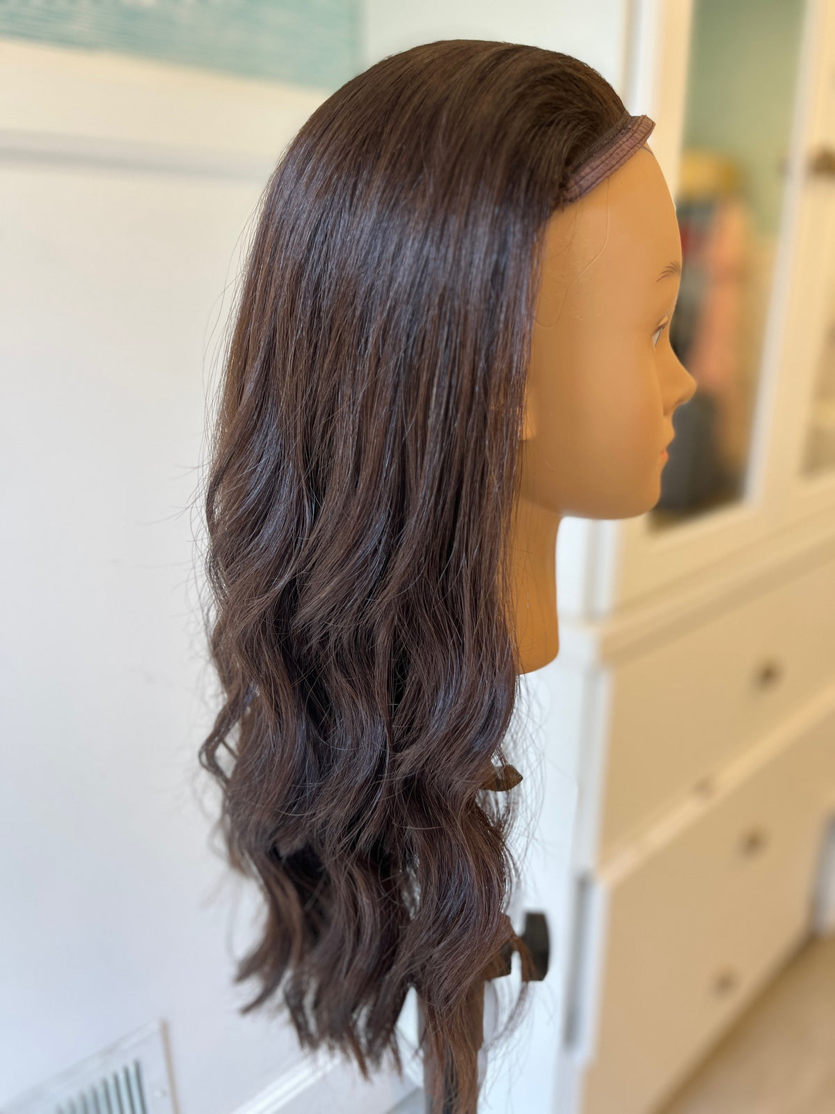 Pre-owned band fall - side view of the wavy hair.