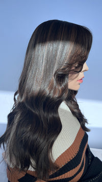 Side view of the Sari Luxe wig, with the mannequin facing right.